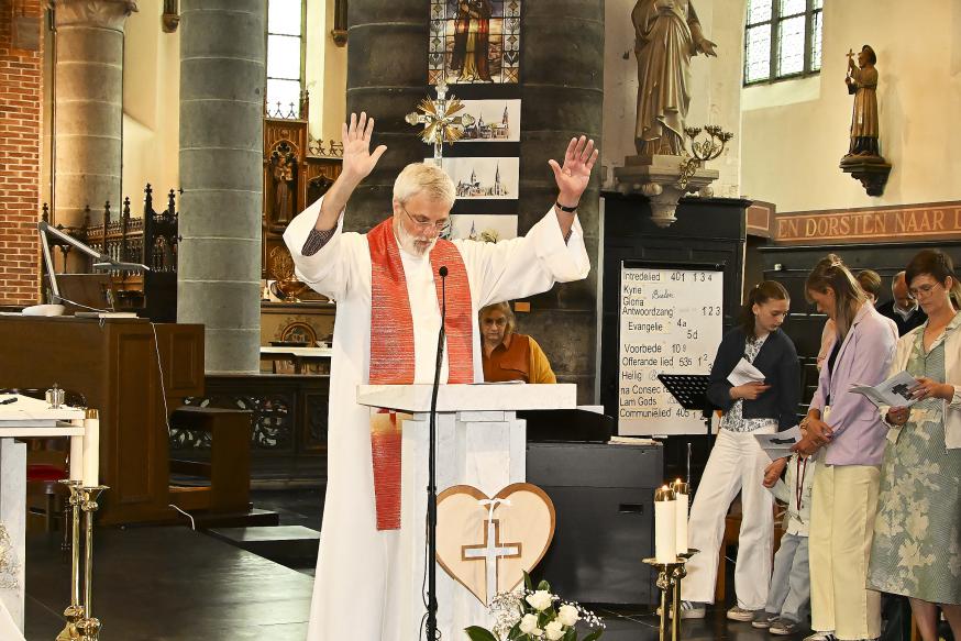 E.P. Wim Dombret bij het gebed voor de handoplegging © Close Up Els Buys