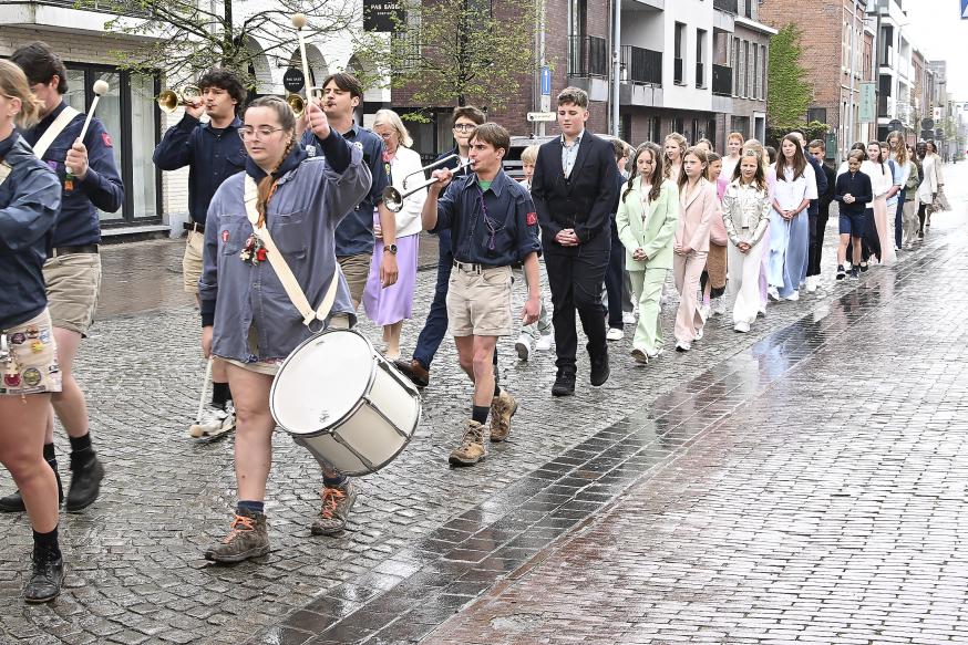 In Stekene wotrden ook de vormelingen van 16 u. begeleid door muzikanten van de Chiro © Close Up Els Buys