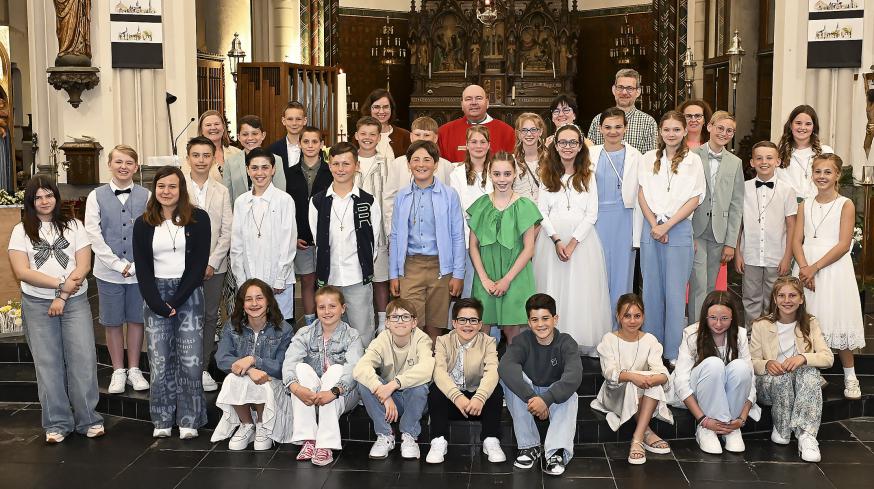 vormelingen St.-Egidiuskerk SGW 11 u. school De Bron en De Hoge Geest (De Klinge), GOM (Meerdonk), De Zandloper (Sint-Pauwels), en enkele andere scholen © Close Up Els Buys