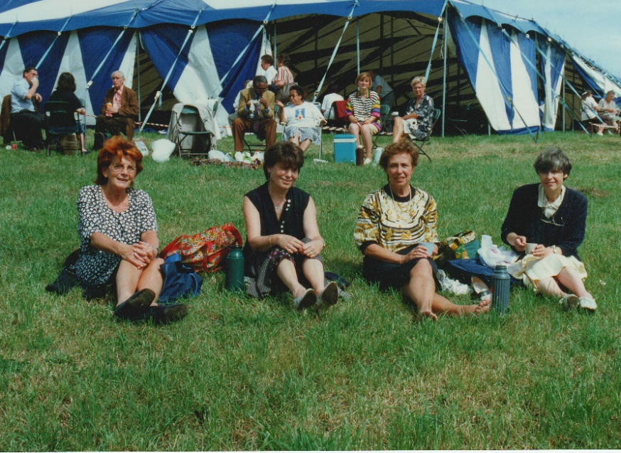 Vriendinnen buiten aan de tent internationale Gebedsdag Chèvremont begin jaren 90 © Chèvremont Jo Frederickx
