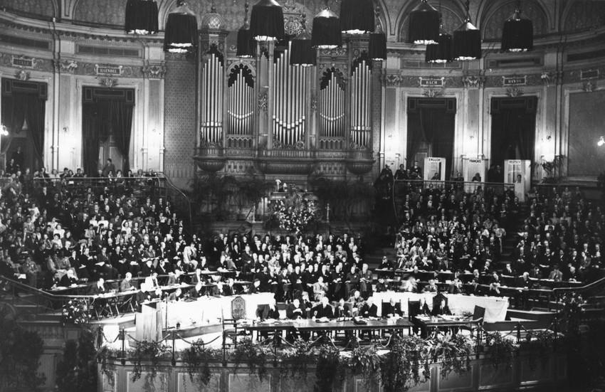 De eerste zitting op 23 augustus 1948 in de Nieuwe Kerk van Amsterdam © WCC