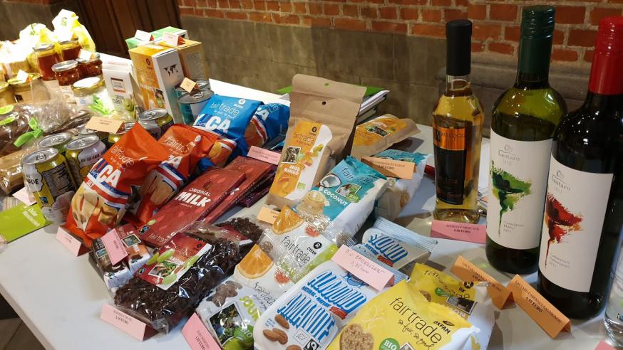 Wereldwinkelstand in de kerk van Sint-Jozef na de gemeenschapsviering © Dirk Adams