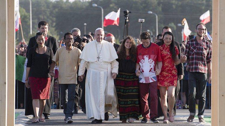Paus Franciscus met enkele jongeren tijdens de Wereldjongerendagen van 2016 in Krakau, Polen © Vatican Media