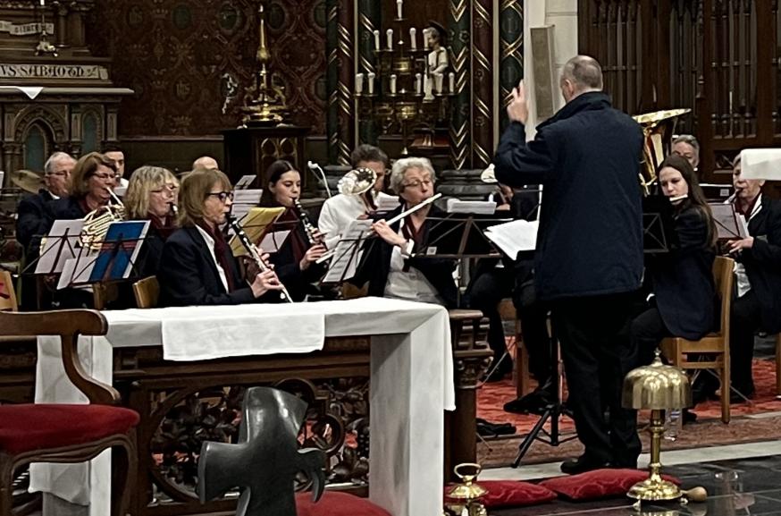 In Sint-Gillis-Waas werd de viering muzikaal opgeluisterd door de Koninklijke Harmonie St.-Cecilia 