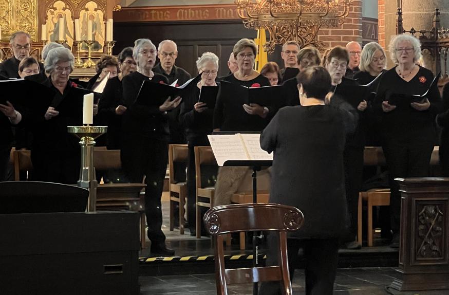 In Stekene luisterde het kerkkoor de viering op 