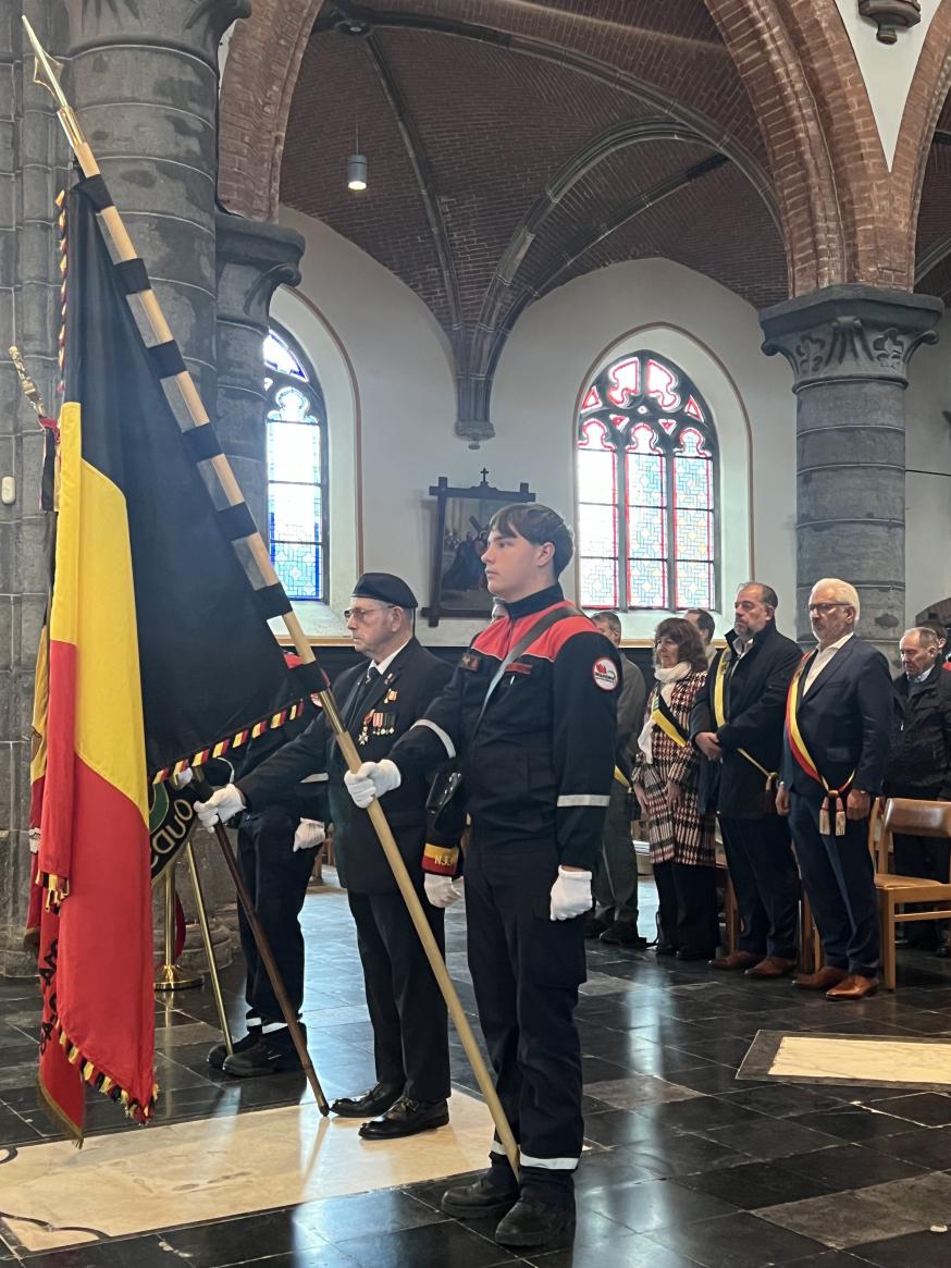 De oud-strijdersverenigingen zijn aanwezig met hun vlag en ook de burgerlijke overheid is present 