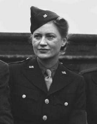 Lee Miller. © Wikipedia / Door File:War correspondents.jpg: U.S. Army Official Photographderivative work: Svajcr - Dit bestand is afgeleid van:  War correspondents.jpg:, Publiek domein, https://commons.wikimedia.org/w/index.php?curid=77888314