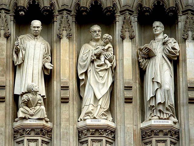 Het portaal van Westminster Abbey in Londen met beelden van Maarten Luther King, Romero en D. Bonhoeffer Het portaal van Westminster Abbey in Londen met beelden van Maarten Luther King, Romero en D. Bonhoeffer
