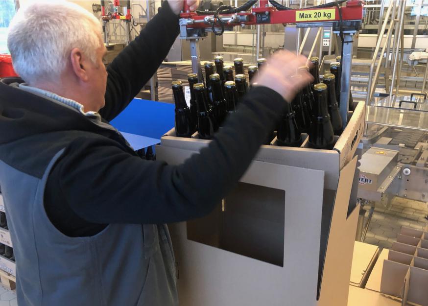 Voorlopig wordt de kartonnen krat met de 24 flesjes in beperkte hoeveelheid én uitsluitend aan adressen in eigen land geleverd © Sint-Sixtusabdij Westvleteren Voorlopig wordt de kartonnen krat met de 24 flesjes in beperkte hoeveelheid én uitsluitend aan adressen in eigen land geleverd © Sint-Sixtusabdij Westvleteren