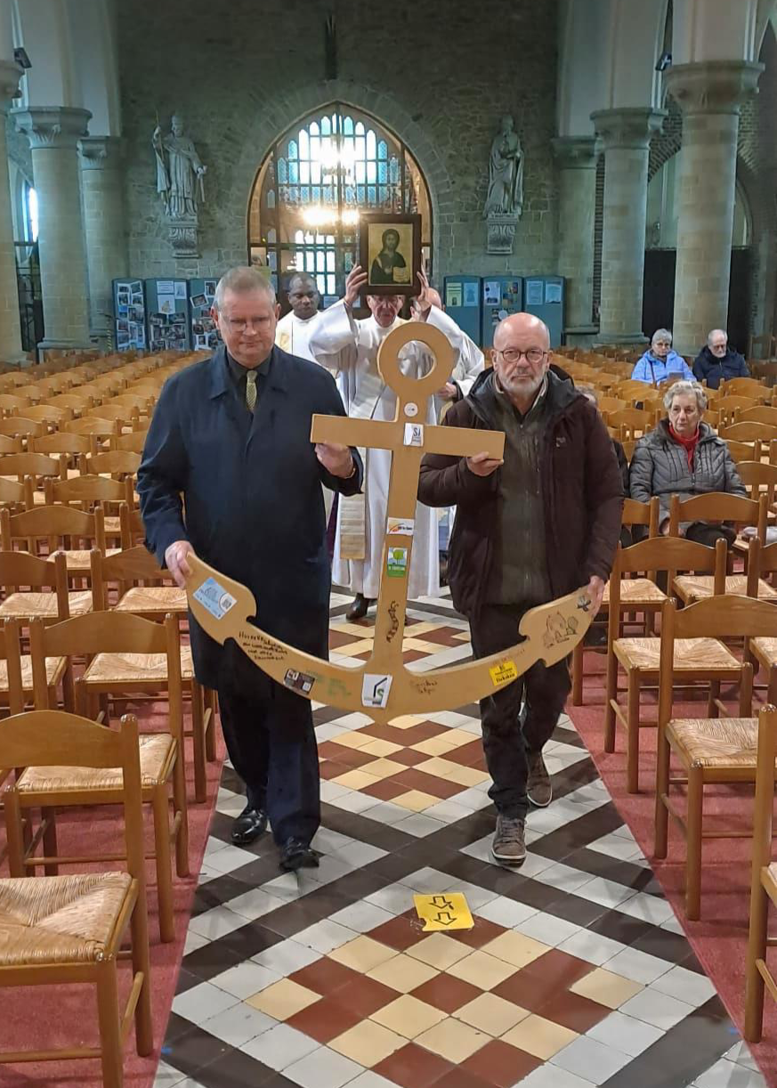 Anker wordt binnen gedragen © Davy Beerens