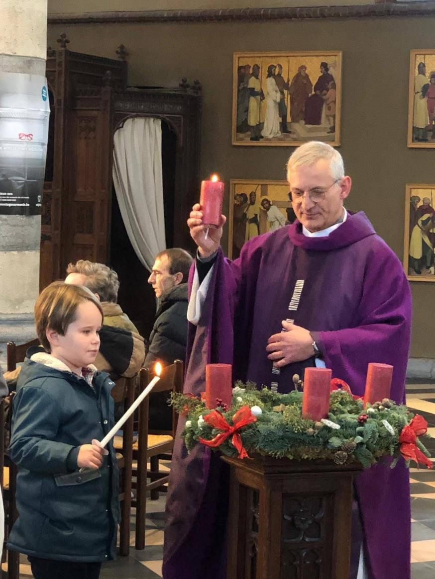 Deken Hans ontsteekt de adventskrans 