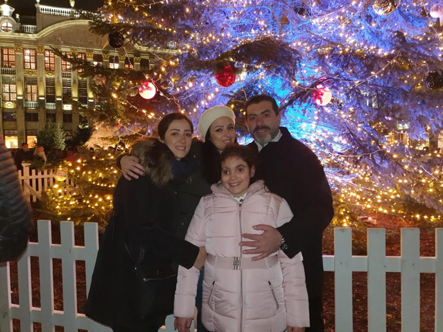  Khloud, Robin, Sara, Morya bij de kerstboom 2019 © Dirk Adams