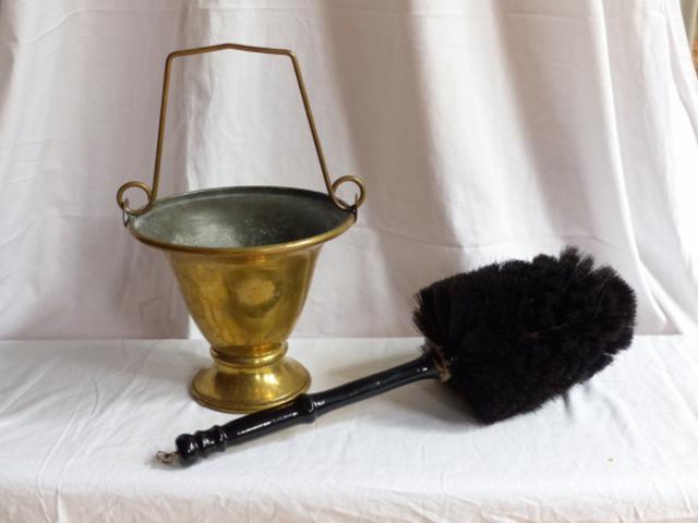 Wijwateremmer en -kwast © Pastorale eenheid H. Augustinus