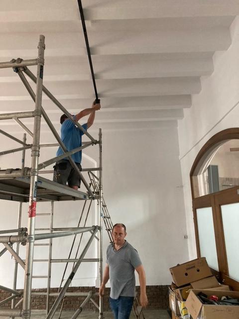 De verlichtingsrail werd aan het plafond aangebracht.  © Kerk in Zwevegem / Communicatie / Maison Bernadette