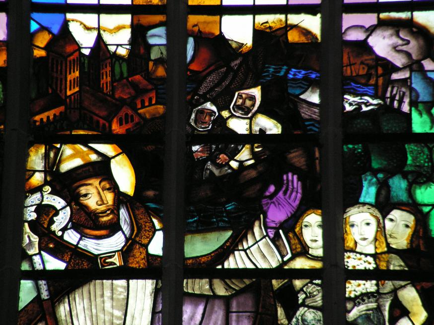Detail glasraam Sint-Niklaas in de kerk in Dessel. © Luc Damen