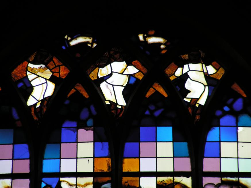 Detail glasraam Sint-Niklaas in de kerk in Dessel. © Luc Damen