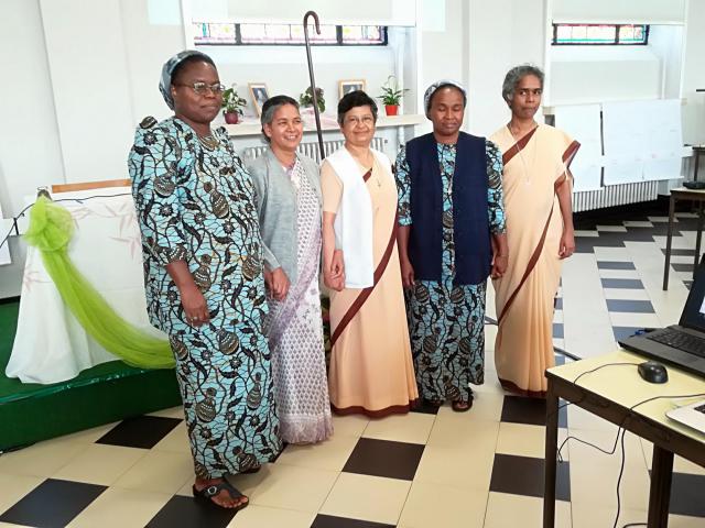 Van links naar rechts: Zr. Angélique Diket, Sr. Roshni Barla, Sr. Lucy Jacob Palliampallithara, Sr. Cécile Ndaya en Sr. Deeptika Silva © ZJM