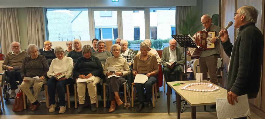 Het kerkkoor luistert de viering op met muzikale begeleiding op accordeon door Gert Laekeman 