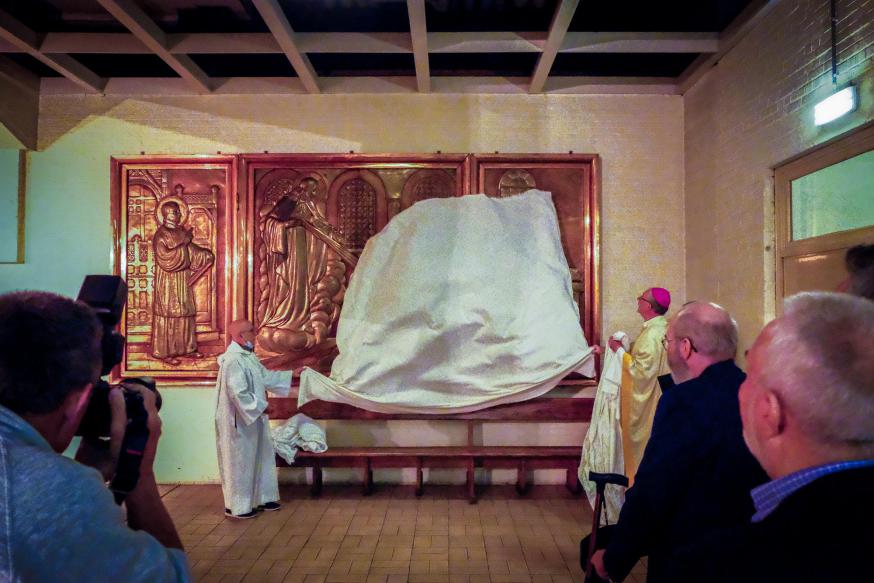 Het drieluik werd onthuld door de hulpbisschop en de rector van de basiliek, Tony Frison. 