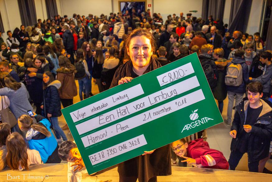 De internaatsstudenten overhandigden een cheque aan Een Hart voor Limburg. © Bart Tilmans