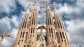 De basiliek van de Sagrada Familia van Gaudi in Barcelona © Wikipedia