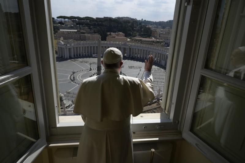 Paus Franciscus gaf de zegen voor een leeg Sint-Pietersplein © Vatican Media