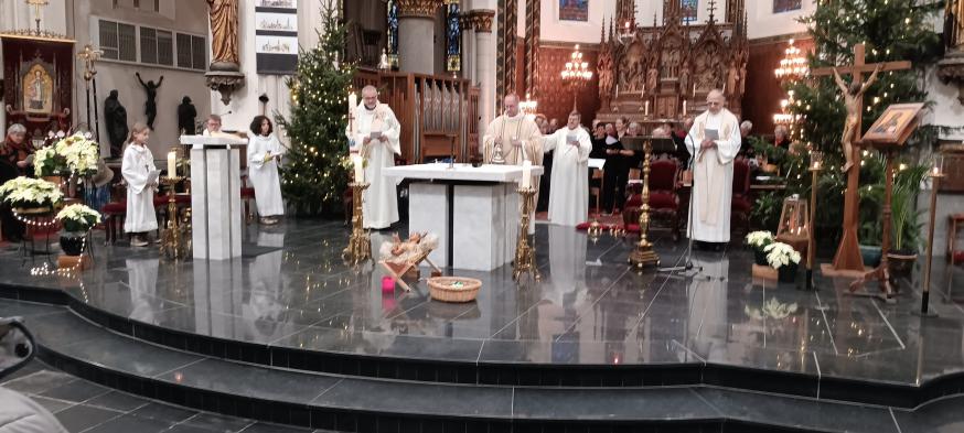 DE adventskaars bij het Kerstkind in de kribbe en het mandje met kerstwensen 