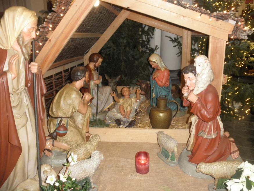 Adventskaars bij de kerststal 