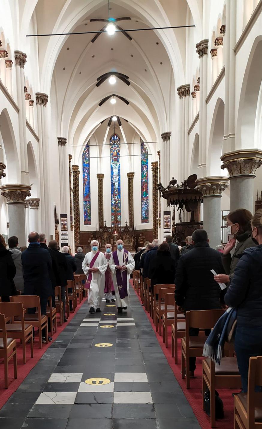 Afhalen catechumeen aan de kerkdeur 