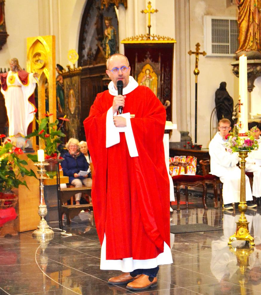 Priester Herbert verwelkomt de aanwezigen 