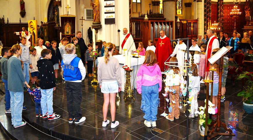 De kinderen rond het altaar voor het Onzevader 