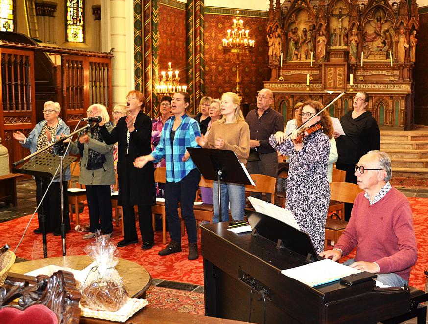 Het gelegenheidskoor en muzikanten 