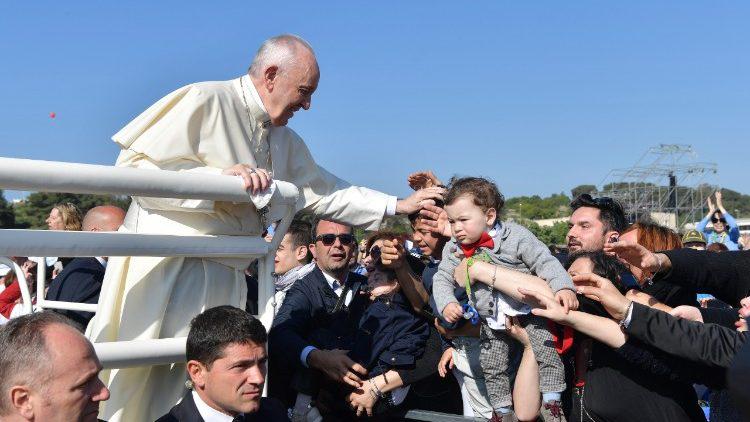 Paus Franciscus groet de gelovigen in Alessano © Vaticaan Media