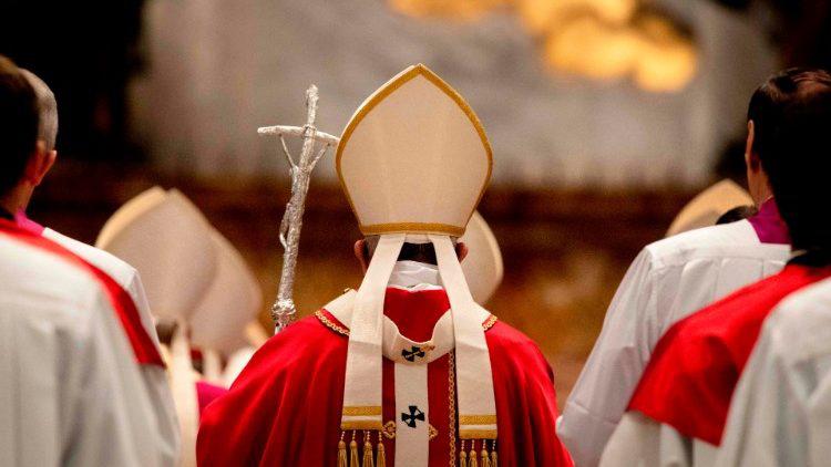 Paus Franciscus herdacht zaterdag de overleden kardinalen en bisschoppen in de Sint-Pietersbasiliek © Vatican Media