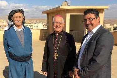 Khalil Al-Rasho met de Chaldeeuwse bisschop Mikhael Maqdassi in Alqosh © Internationale Vereniging voor de Mensenrechten Khalil Al-Rasho met de Chaldeeuwse bisschop Mikhael Maqdassi in Alqosh © Internationale Vereniging voor de Mensenrechten