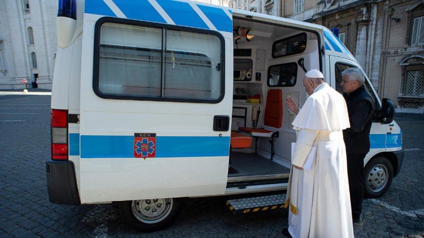 Paus Franciscus schonk aan kardinaal Krajewski een ambulance voor inzet bij daklozen © Vatican Media