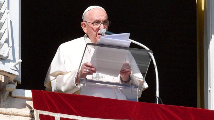 Paus Franciscus tijdens het Angelusgebed op de eerste zondag van de Advent © Vatican Media