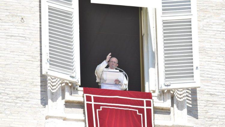 Paus Franciscus spreekt het angelusgebed uit © Vaticaan Media