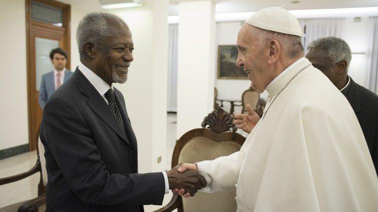 Annan tijdens zijn laatste ontmoeting met paus Franciscus © Vatican Media