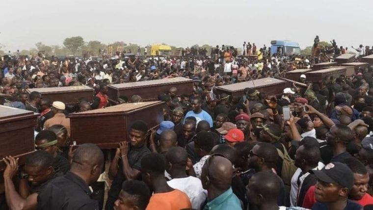 Uitvaart van slachtoffers van religieus geweld in Nigeria in april 2019) © Intersociety Uitvaart van slachtoffers van religieus geweld in Nigeria in april 2019) © Intersociety