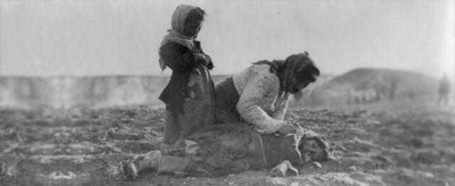 Een gedeporteerde Armeense moeder met haar dode kind. Bron: Wikimedia.
