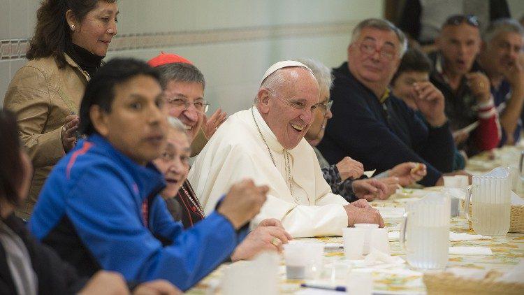 Paus Franciscus tijdens een maaltijd met armen in 2015 © Vatican Media