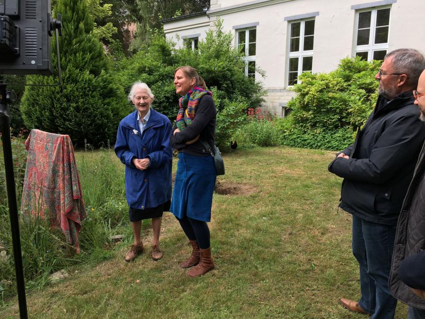 Zuster Harlindis en Nele van het Schrijn geven uitleg bij de PawPaw.  © (NRV-SP)