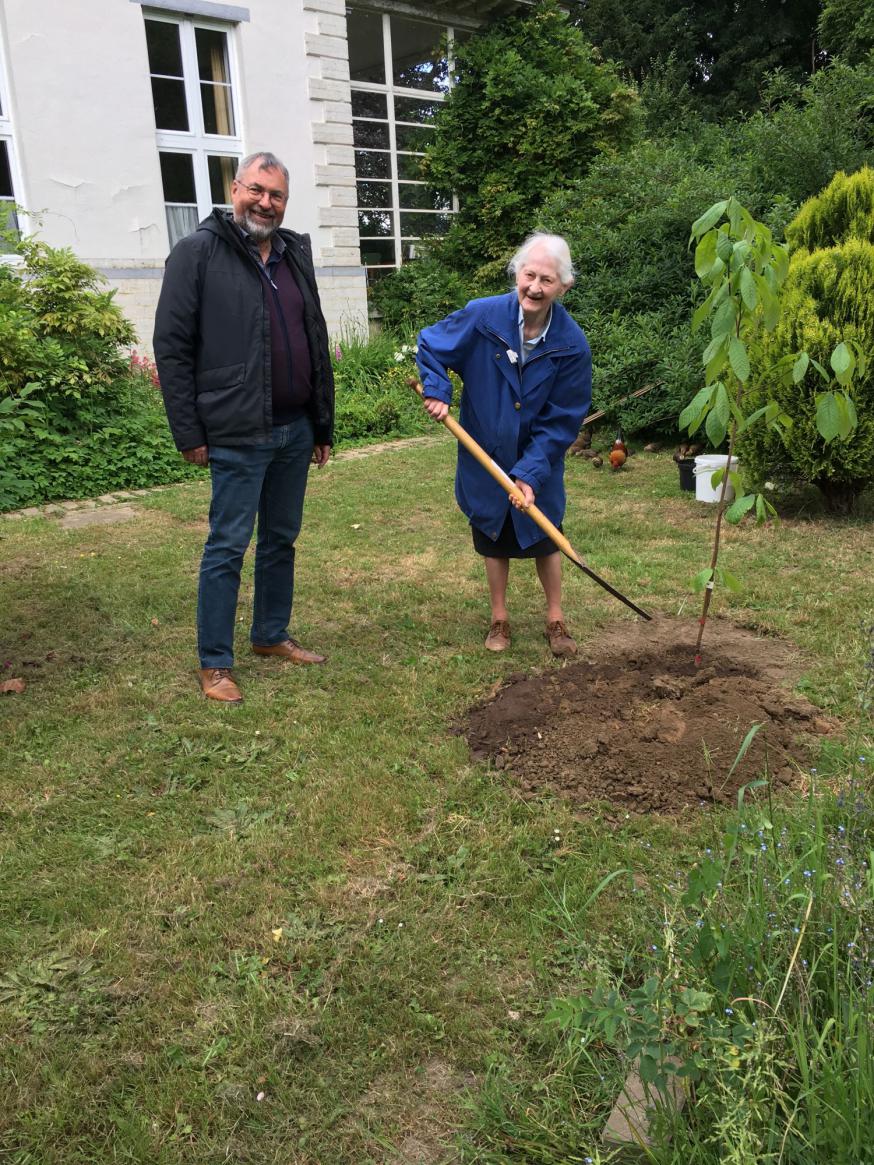Bart Bode, voorzitter van Ecokerk, en Zuster Harlindis planten de Laudato Si'-boom.  © (NRV-SP)