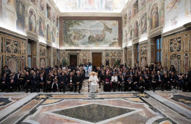 De artiesten brachten gisteren ook hun kinderen mee naar de audiëntie met de paus © SIR/OSR