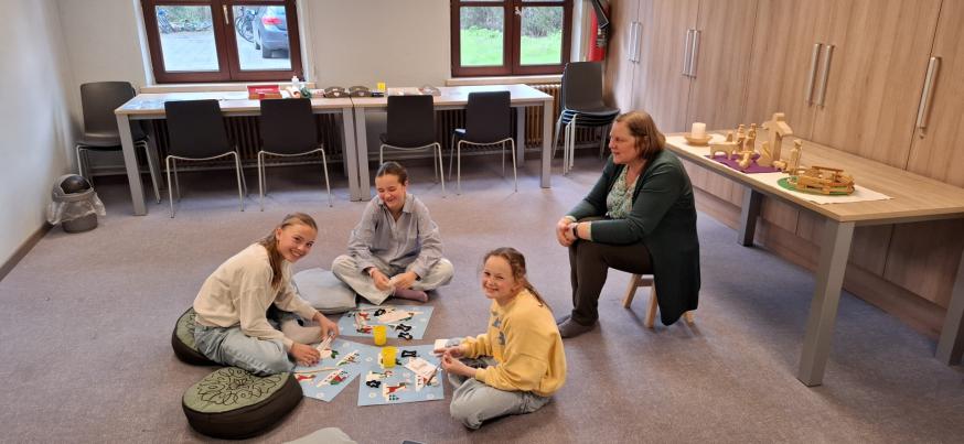 Vera met een Godly-Playverhaal rond 'De grote familie' © Werner Mertens.