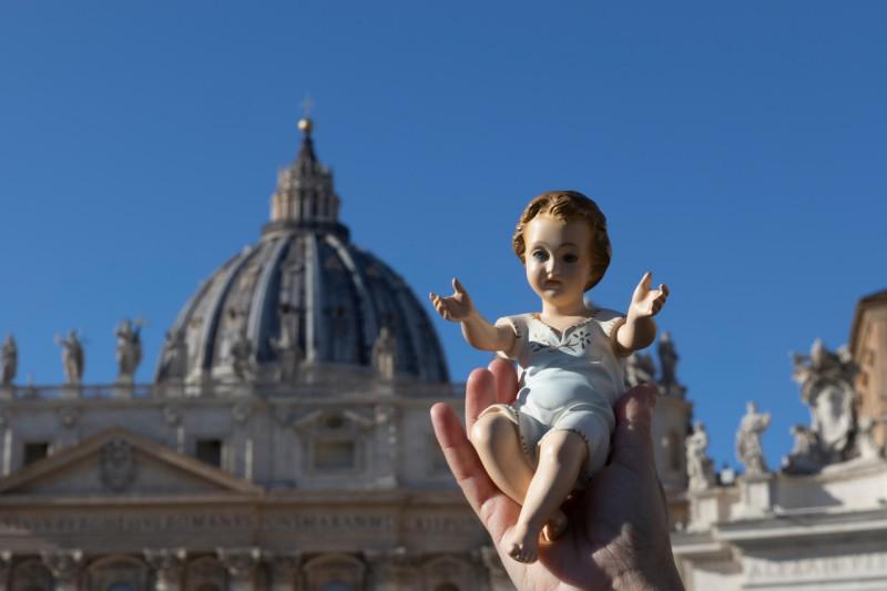 Paus Franciscus zegende gisteren de beeldjes van het Kerstkind © Vatican Media