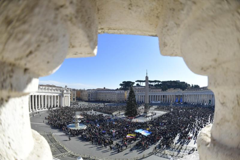 Vrijdag werden de kerstboom en de kerststal op het Sint-Pietersplein ingewijd © Vatican Media