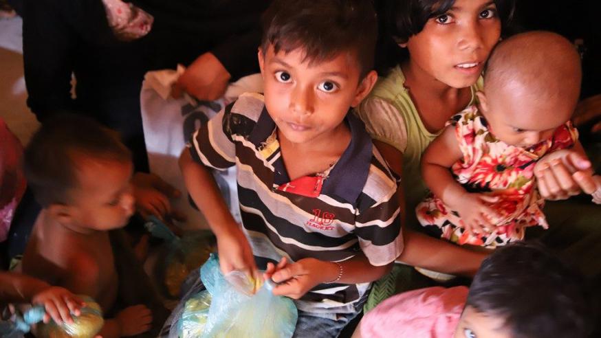 Kinderen die geëvacueerd zijn uit een kamp van Rohingyavluchtelingen in Bangladesh © VaticanNews