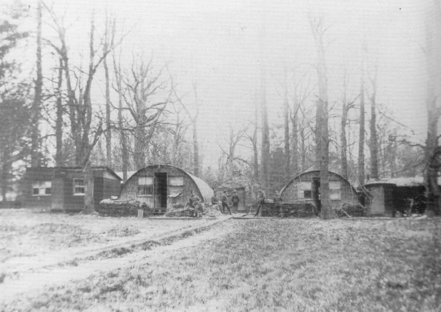 In het bos rond het kloostergebouw worden tunnelvormige barakken opgetrokken voor de soldaten. © Sint-Sixtusabdij Westvleteren In het bos rond het kloostergebouw worden tunnelvormige barakken opgetrokken voor de soldaten. © Sint-Sixtusabdij Westvleteren